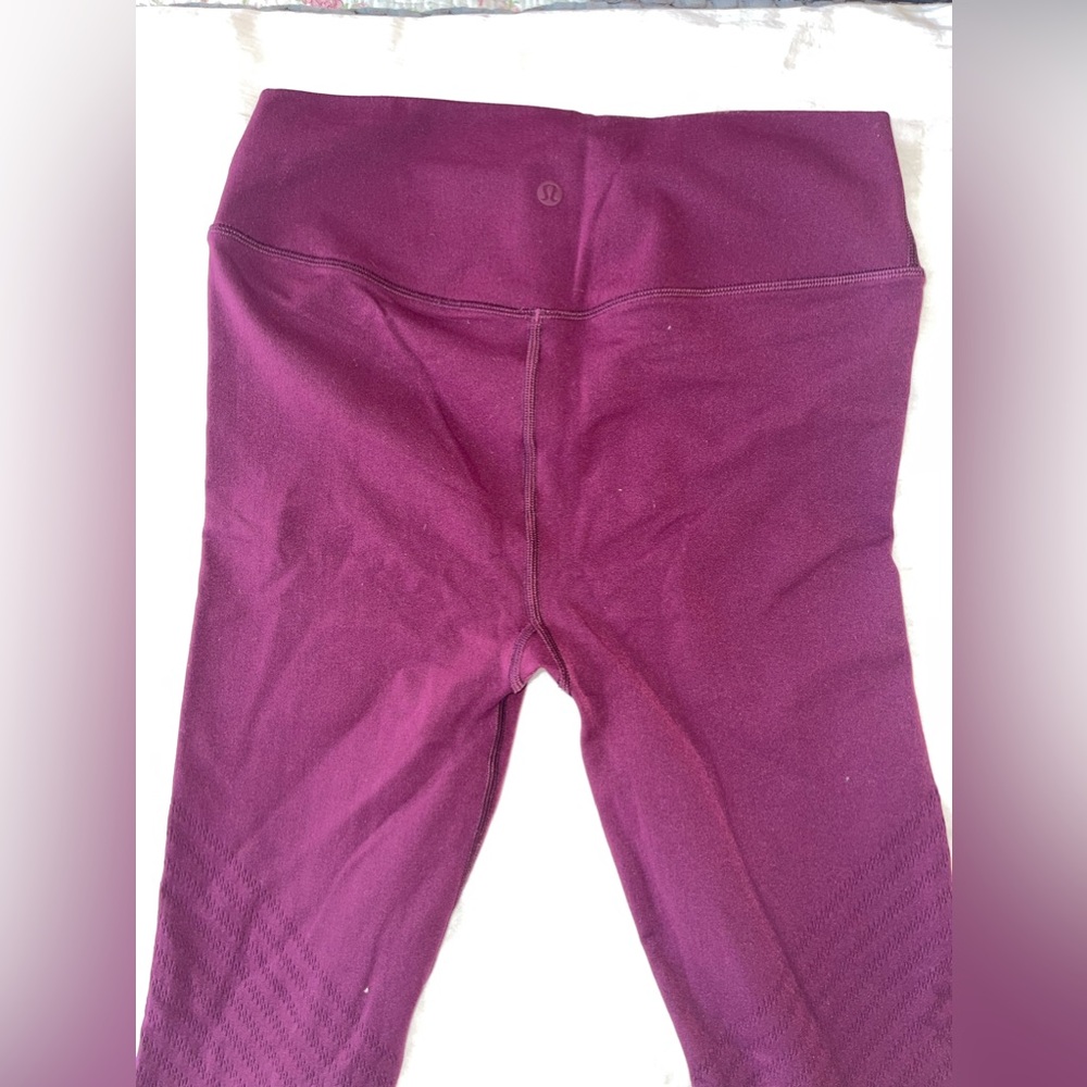 Lululemon Plum 28 inch leggings with vented textured detailing down the leg!